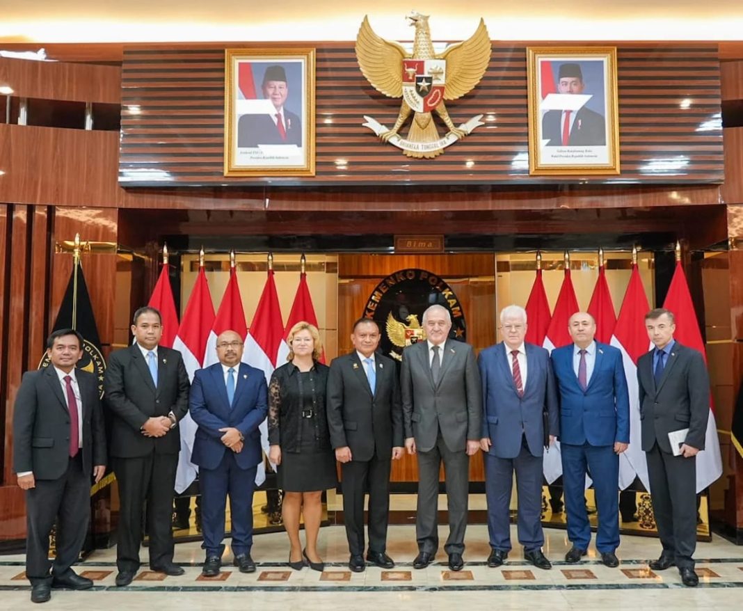 Wamenko Polkam Letjen TNI (Purn) Lodewijk F Paulus menerima kunjungan kehormatan Ketua Komite Pertahanan dan Keamanan Dewan Federasi Rusia Vladimir I Bulavin di Kantor Kemenko Polkam, Jakarta, Kamis (14/11/2024).