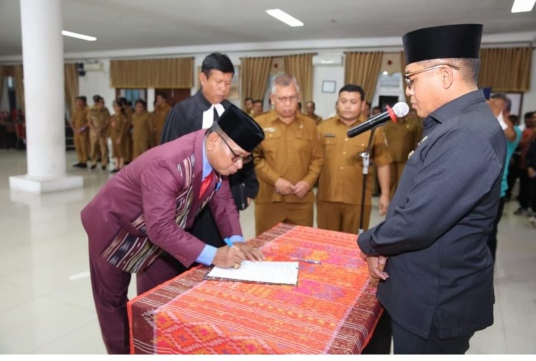 Tampak Pj Bupati Taput Dimposma Sihombing saat melantik Plh Sekda David Sipahutar baru-baru ini.