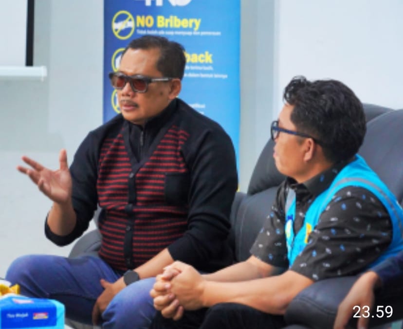 General Manager PLN UID Sumut, Agus Kuswardoyo, memberi pengarahan saat melaksanakan kunjungan kerja ke tiga Unit Layanan Pelanggan (ULP), Jumat (15/11/2024). (Dok/PLN)