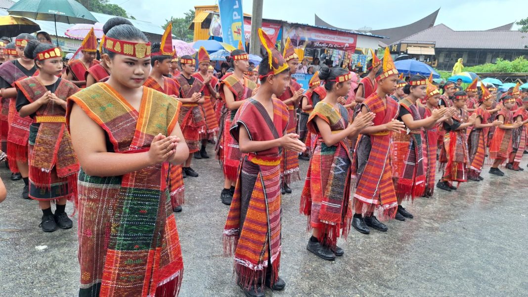 Tarian Tortor Hata Sopisik Terbanyak pecahkan Rekor MURI. Sebanyak 1.431 siswa dan siswi dari jenjang SD hingga SMA di Samosir berhasil menampilkan tarian khas Batak secara serentak, menciptakan momen yang luar biasa di sepanjang Zona 2 hingga Zona 4, Waterfront Stage Apung, Minggu (17/11/2024). (Dok/PLN)