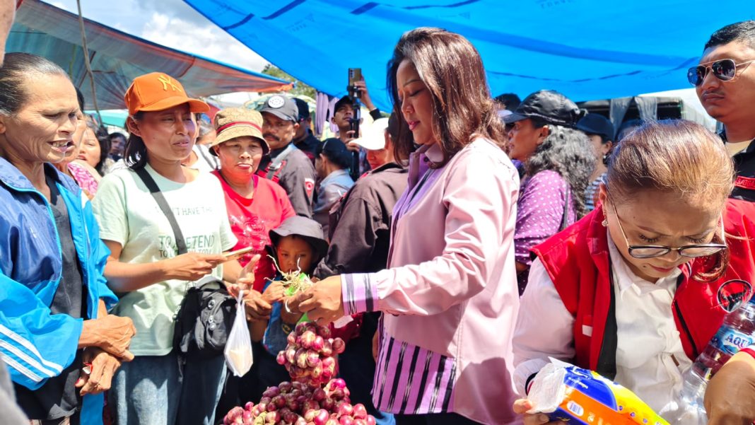 Calon Bupati Taput nomor urut 01 Satika Simamora saat belanja untuk dibagikan kepada warga Kecamatan Sipahutar, Senin (18/11/2024).