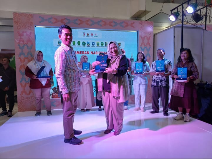 Dekranasda Sumut berhasil meraih juara pertama Pameran Nasional Gebyar Kreasi Nusantara dan Jogja Invesment, Trade, Tourism, Agriculture, Fishing (ITAFF) 2024. Penghargaan tersebut diterima langsung Wakil Ketua Harian Dekranasda Sumut Dian Arief S Trinugroho di Plaza Ambarukmo, Malioboro, Yogyakarta, Sabtu (16/11/2024). (Dok/Kominfo Sumut)