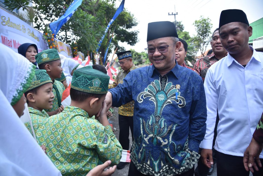 Mendikdasmen Abdul Mu’ti berkunjung ke SD Ma’arif Ketengan Taman, Sidoarjo, Jawa Timur, dalam rangka peluncuran program Makan Bergizi Gratis, Sabtu (16/11/2024). (Dok/Kemendikdasmen)