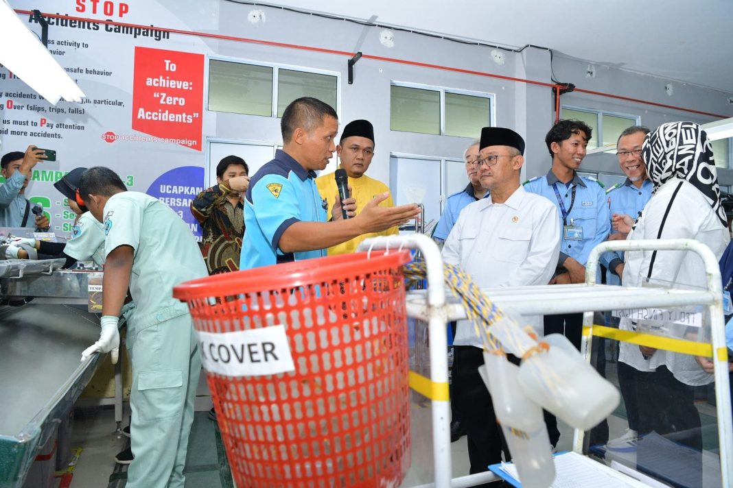 Mendikdasmen Abdul Mu’ti, didampingi Plt Gubernur Kepulauan Riau Marlin Agustina, meninjau fasilitas kelas mekatronika di SMK Negeri 1 Batam, Jumat (15/11/2024). (Dok/Kemendikdasmen)