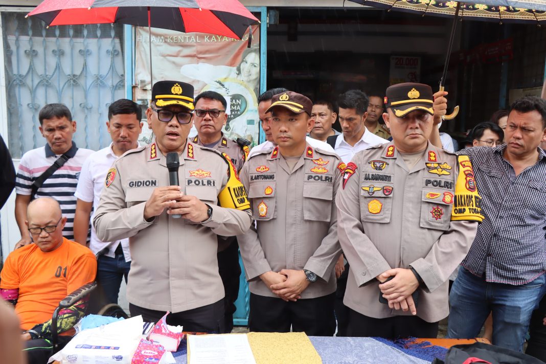 Kapolrestabes Medan, Kombes Pol Gidion Arif Setyawan, memberikan keterangan pers mengenai pengungkapan kasus pembunuhan ibu kos di Jalan Badak, Medan Area, Kota Medan.