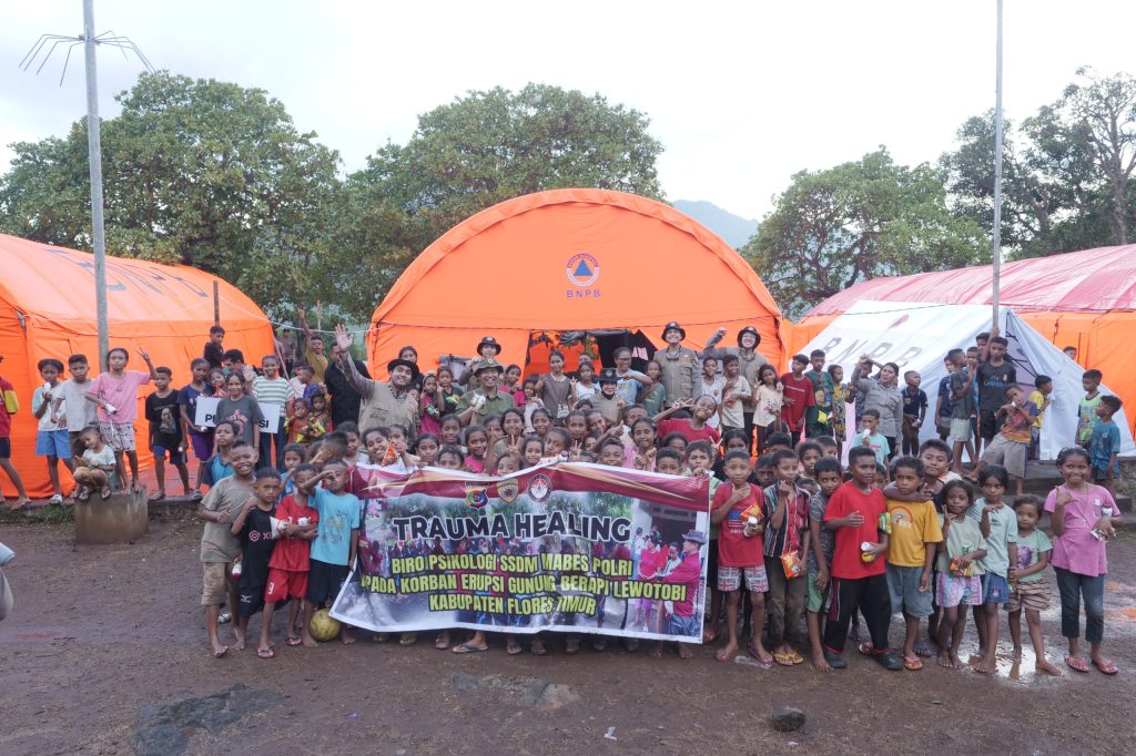 Anak-anak di Posko Pengungsian Flores Timur mengikuti kegiatan trauma healing yang dipandu oleh tim psikologi SSDM Polri.