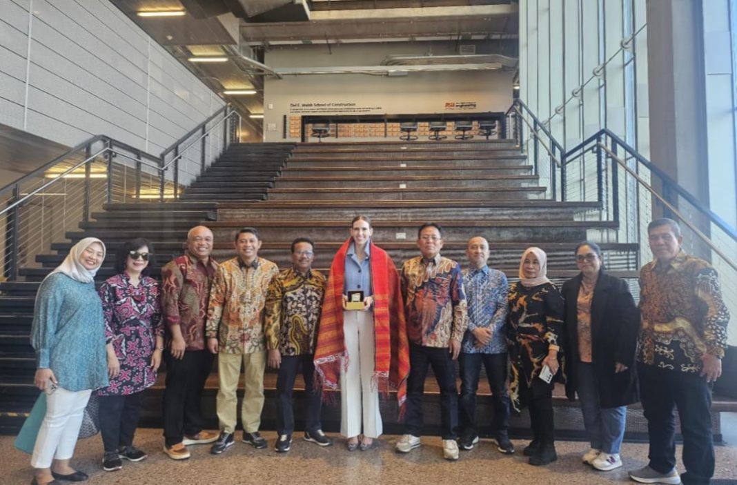 Universitas Negeri Medan (Unimed) dan Arizona State University (ASU) menandatangani nota kerjasama, “Memorandum of Understanding” (MoU) dan foto bersama, di Amerika Serikat, Jumat (15/11/2024). (Dok/Unimed)