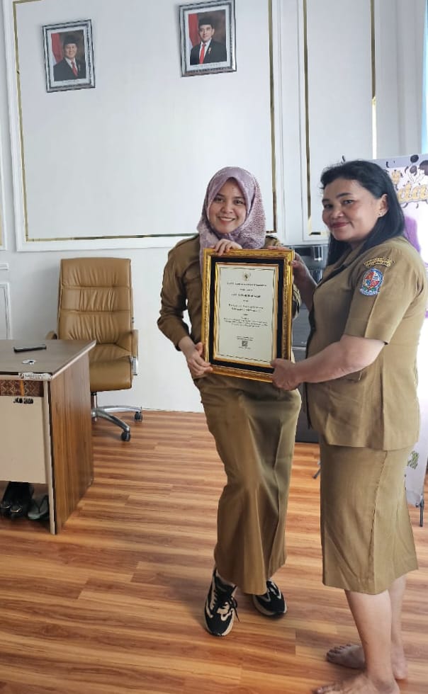 Kepala Puskesmas Tanjungmorawa dr Juana Lusianti (kiri) mengabadikan penghargaan usai jajarannya juara 1 nasional dalam input imunisasi ASIK dari Kemenkes di Deliserdang baru-baru ini. (Dok/dr Juana)