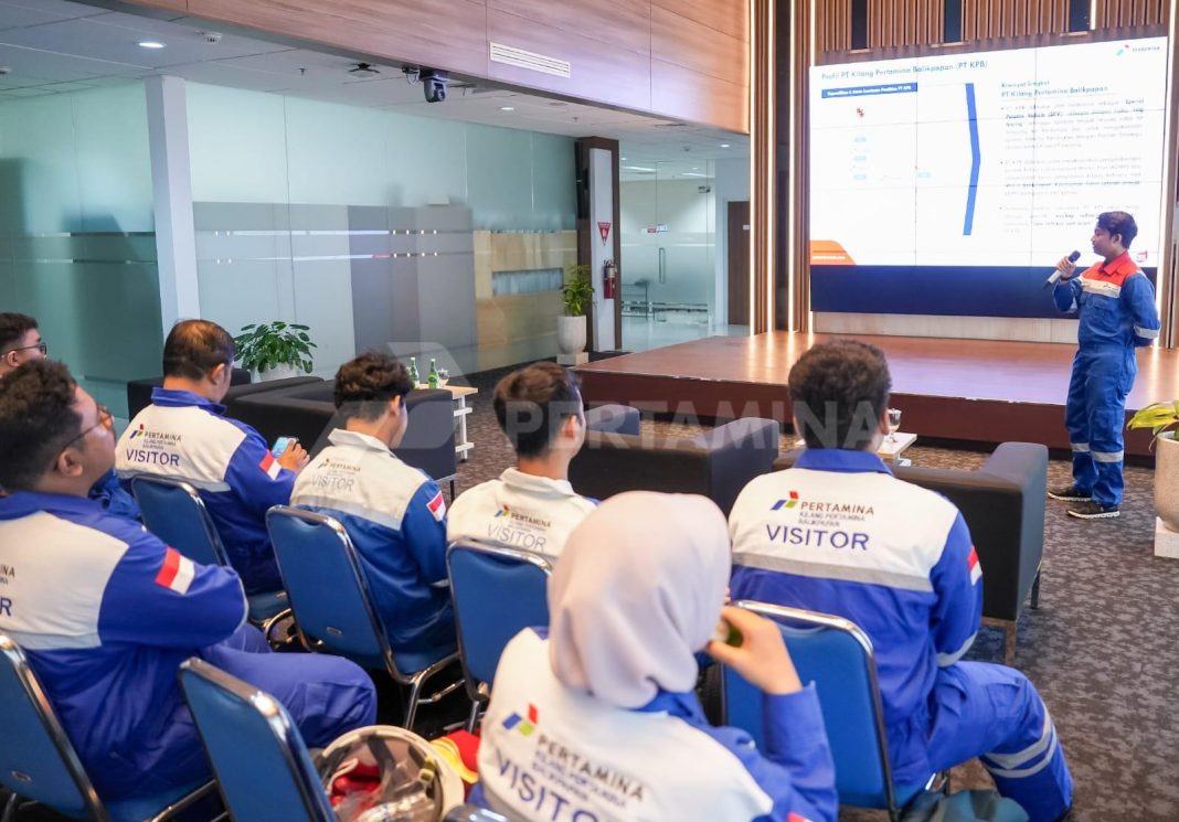 Kunjungan 10 Tim Finalis Kompetisi Esai Pertamina Goes to Campus 2024 ke Kilang Pertamina Balikpapan. Mahasiswa antusias memahami energi berkelanjutan dan produk ramah lingkungan standar Euro V yang akan menjadi keunggulan kilang ini. (Dok/Pertamina)