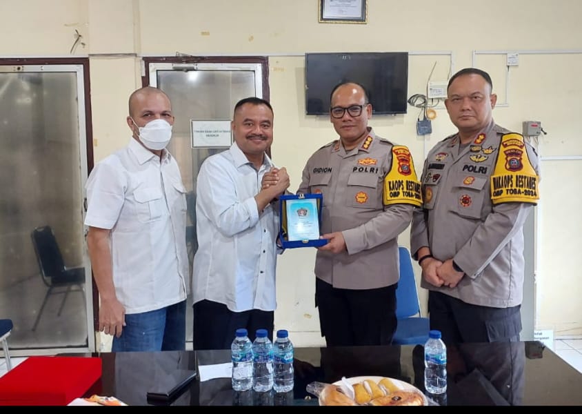 Kapolrestabes Medan Kombes Pol Gidion Arif Setyawan SIK SH MHum saat kunjungi kantor PWI Sumut di Jl Adinegoro Medan, dan saling tukar cenderamata dengan Ketua PWI Sumut H Farianda Putra Sinik, Selasa (29/11/2024). (Dok/PWI)