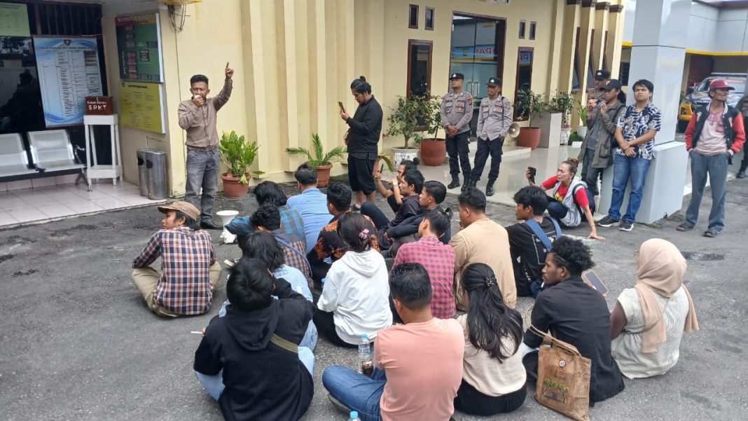 Mahasiswa yang melakukan aksi unjuk rasa sedang menunggu kedatangan Kapolres Taput.