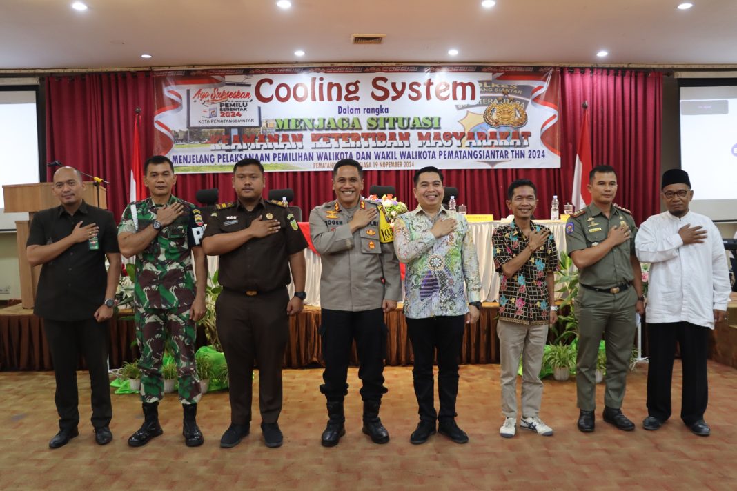 Kapolres Pematangsiantar AKBP Yogen Heroes Baruno foto bersama para tamu undangan usai pelaksanaan kegiatan Cooling System dalam rangka menjaga Kamtibmas kondusif menjelang pemilihan kepala daerah (Pilkada) tahun 2024 bertempat di Aula Siantar Hotel, Selasa (19/11/2024). (Dok/Polres Pematangsiantar)