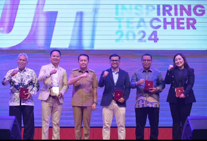 Pj Gubernur Sumut Agus Fatoni membuka Sumut Inspiring Teacher 2024 dalam rangka perayaan Hari Guru Nasional dan HUT PGRI ke-79 di Grand Ballroom Hotel Adimulia, Jalan Diponegoro Medan, Selasa (19/11/2024). (Dok/Kominfo Sumut)