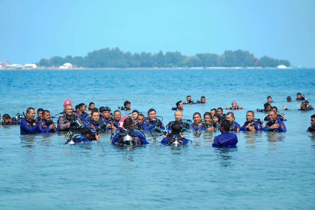 Korps Kepolisian Perairan dan Udara (Korpolairud) Baharkam Polri menyelenggarakan kegiatan transplantasi terumbu karang di Pulau Pramuka, Kepulauan Seribu.