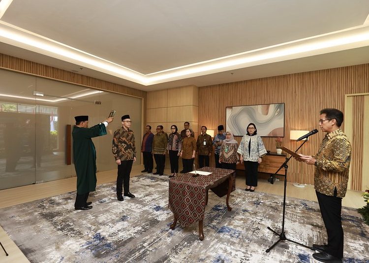 Menteri Kesehatan Budi Gunadi Sadikin melantik dan mengambil sumpah dr Ivan Rizal Sini, yang berasal dari Kolegium Obstetri dan Ginekologi, sebagai anggota Kolegium Kesehatan Indonesia Pengganti Antarwaktu masa bakti 2024-2028, di Jakarta, Selasa (19/11/2024).