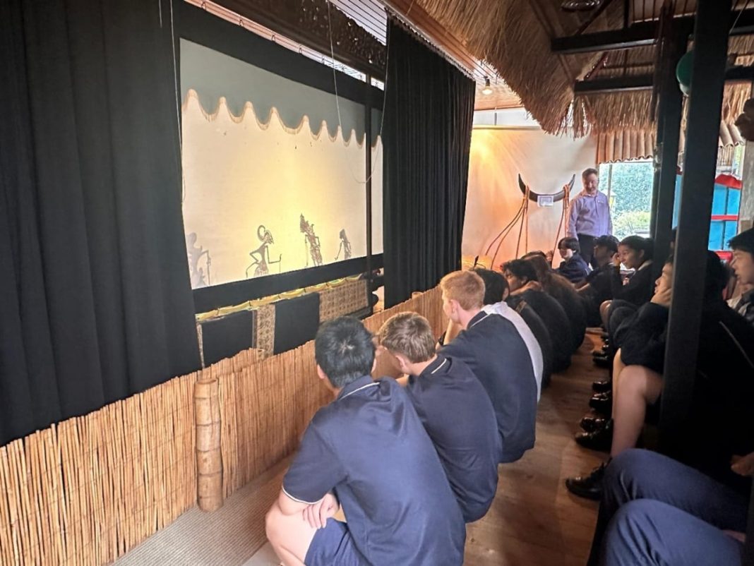 Siswa Glenunga International School, Adelaide, belajar tari Pang Pung dan menjadi dalang wayang kulit dalam kegiatan budaya di KBRI Canberra, Jumat (15/11/2024). (Dok/Kemendikdasmen)