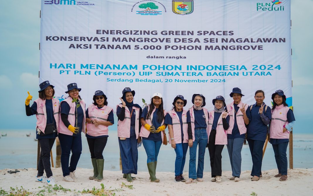 Srikandi PLN UIP SBU foto bersama seuasai turut peduli dalam Aksi Tanam 5000 Pohon Mangrove dalam rangka Menyambut Hari Natal 25 Desember 2024 dan Tahun Baru 1 Januari 2025 (Nataru) Serdang Bedagai, Rabu (20/11/2024). (Dok/PLN)