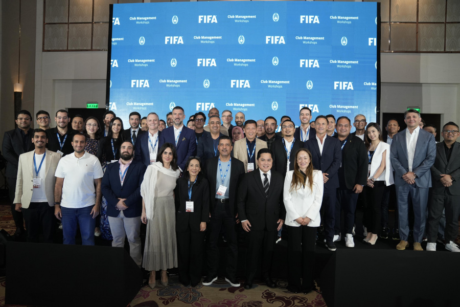 Ketua Umum PSSI Erick Thohir bersama dengan perwakilan klub dari berbagai negara saat Indonesia ditunjuk menjadi tuan rumah penyelenggaraan FIFA Club Management Workshop yang digelar di Jakarta dan Bali yang digelar 18-23 November 2024. (Dok/PSSI)