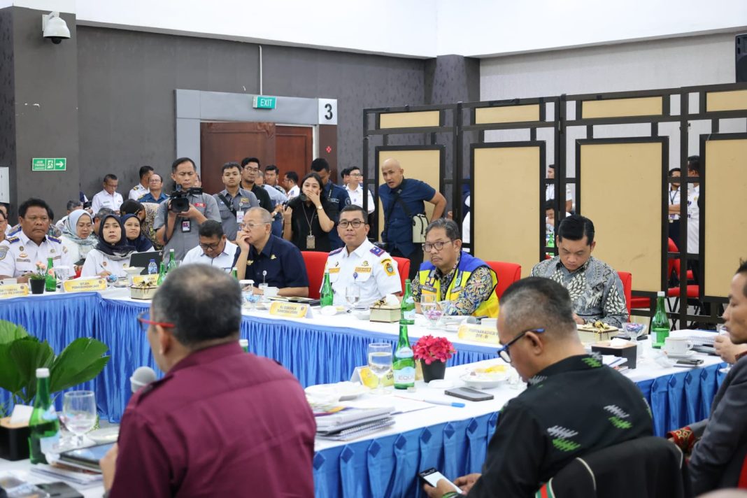 Komisi V DPR RI bersama Kementerian Perhubungan, KemenPU serta Pemprov Sumut menggelar Rakor kesiapan infrastruktur dan transportasi untuk mendukung kelancaran arus mudik Nataru di Bandara Kualanamu, Deliserdang, Kamis (21/11/2024). (Dok/Dishub Sumut)