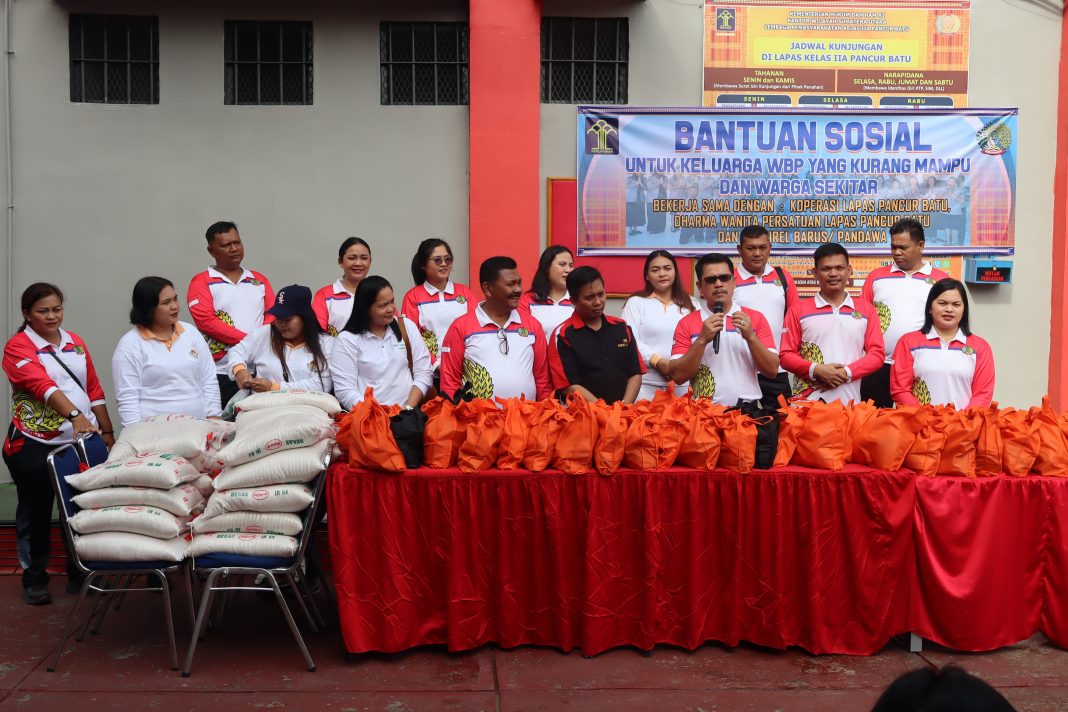 Lapas Kelas IIA Pancurbatu melakukan penyaluran bantuan paket sembako di halaman depan Lapas Kelas IIA Pancurbatu, Jumat (22/11/2024). (Dok/Lapas Pancurbatu)