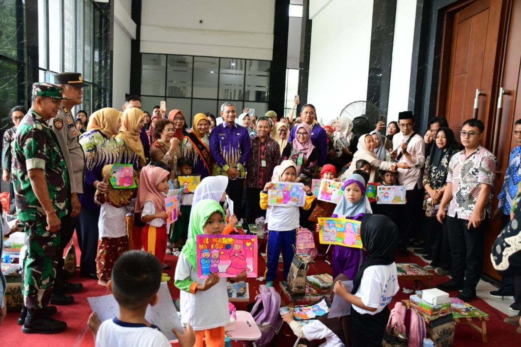 Pj Bupati Deliserdang Wiriya Alrahman didampingi Kadis Pendidikan Yudy Hilmawan dan lainnya tinjau anak mewarnai dalam acara gebyar pendidikan di Lubukpakam, Jumat (22/11/2024).