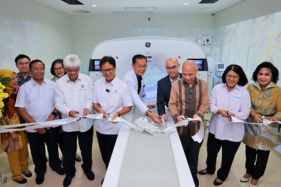 Menteri Kesehatan Budi Gunadi Sadikin (keenam dari kanan) bersama Presiden Direktur RS Mandaya Group, dr Ben Widaya (ketiga dari kanan) saat meninjau mesin PET/CT digital baru di RS Mandaya Royal Puri, Jakarta, Jumat (22/11/2024)