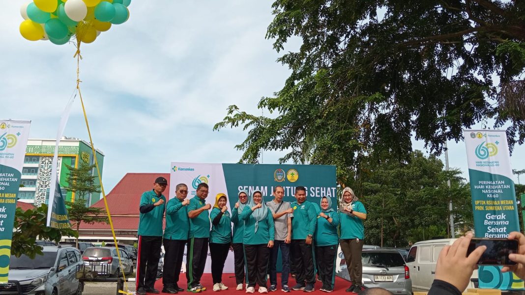 Direktur RSU Haji Medan dr Rehulina Ginting MKes foto bersama dengan Sekretaris Dinkes Sumut, Rusdin Pinem dan lainnya di halaman RSU Haji Medan, Jumat (22/11/2024). (Dok/RSU Haji Medan)