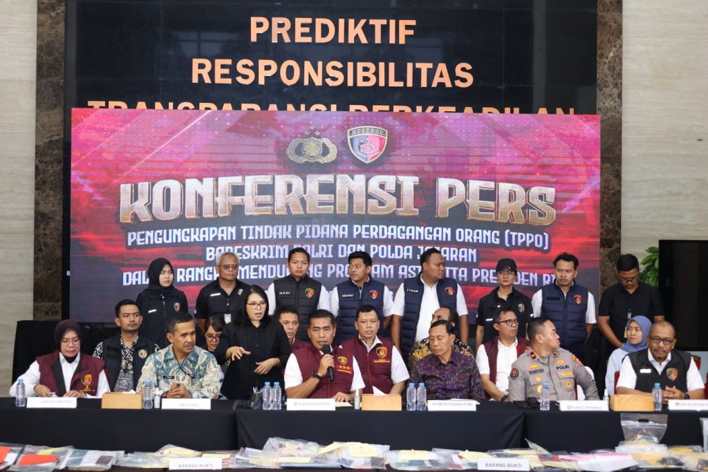 Kabareskrim Polri Komjen Pol Wahyu Widada memberikan keterangan pers terkait pengungkapan 397 kasus TPPO jaringan internasional di Jakarta.