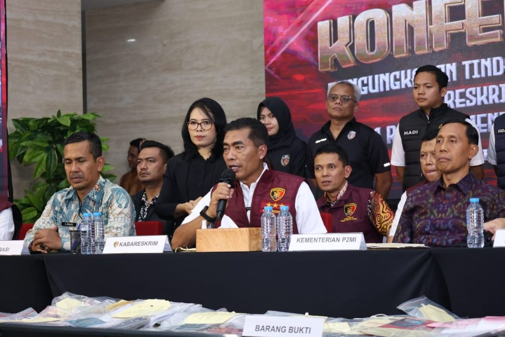 Kabareskrim Polri, Komjen Pol Wahyu Widada, memberikan keterangan pers terkait penangkapan 85 influencer yang diduga mempromosikan situs judi online, di Jakarta.