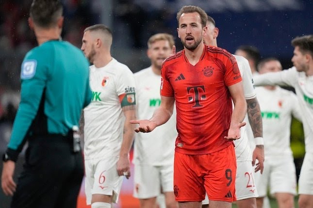 Gestur Harry Kane dalam laga Bundesliga antara Bayern Munchen vs Augsburg, Sabtu (23/11/2024).