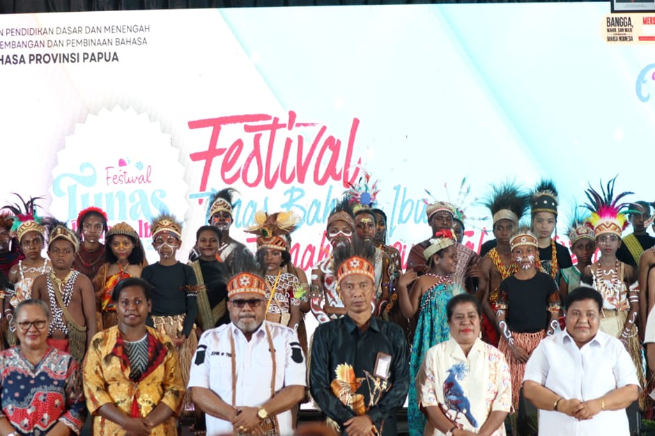 Suasana Festival Tunas Bahasa Ibu (FTBI) Papua 2024, di mana peserta berkompetisi dalam berbagai cabang untuk melestarikan bahasa ibu Papua. (Dok/Kemendikdasmen)