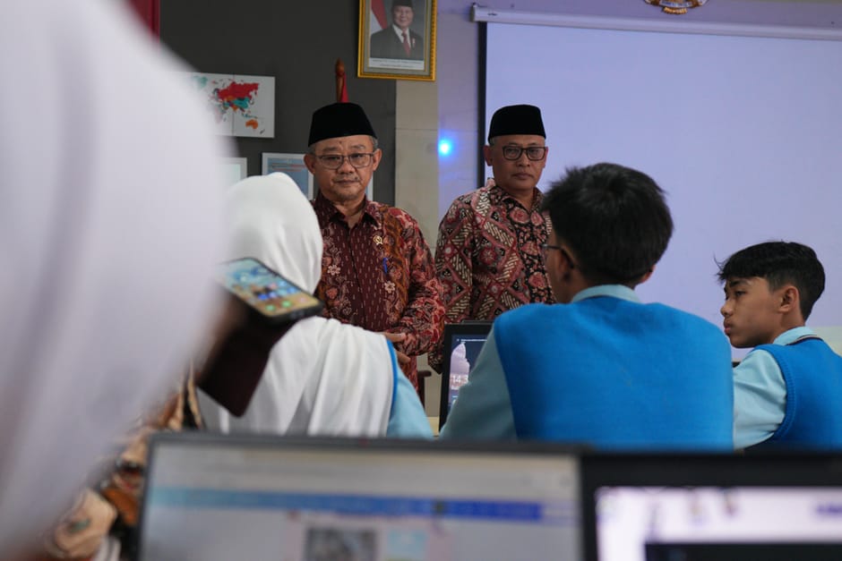 Menteri Pendidikan Dasar dan Menengah, Abdul Mu’ti, didampingi Wakil Menteri Atip Latipulhayat, meninjau pelaksanaan kelas coding di SMP Prima Cendekia Islami, Kabupaten Bandung, Rabu (20/11/2024). (Dok/Kemendikdasmen)