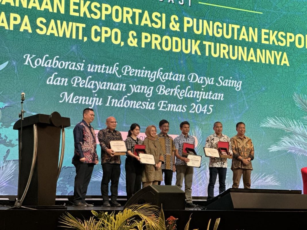 Eddy Abdurachman, Direktur Utama BPDPKS, menyampaikan paparan tentang kontribusi industri kelapa sawit Indonesia terhadap perekonomian nasional dalam acara sosialisasi di Surabaya.