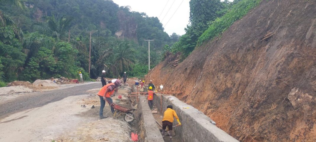 Menjelang Natal dan Tahun Baru, PLN kebut perbaikan Jalan Batu Mamak – Pos 8 di Lokasi Proyek PLTA Asahan 3. (Dok/PLN)