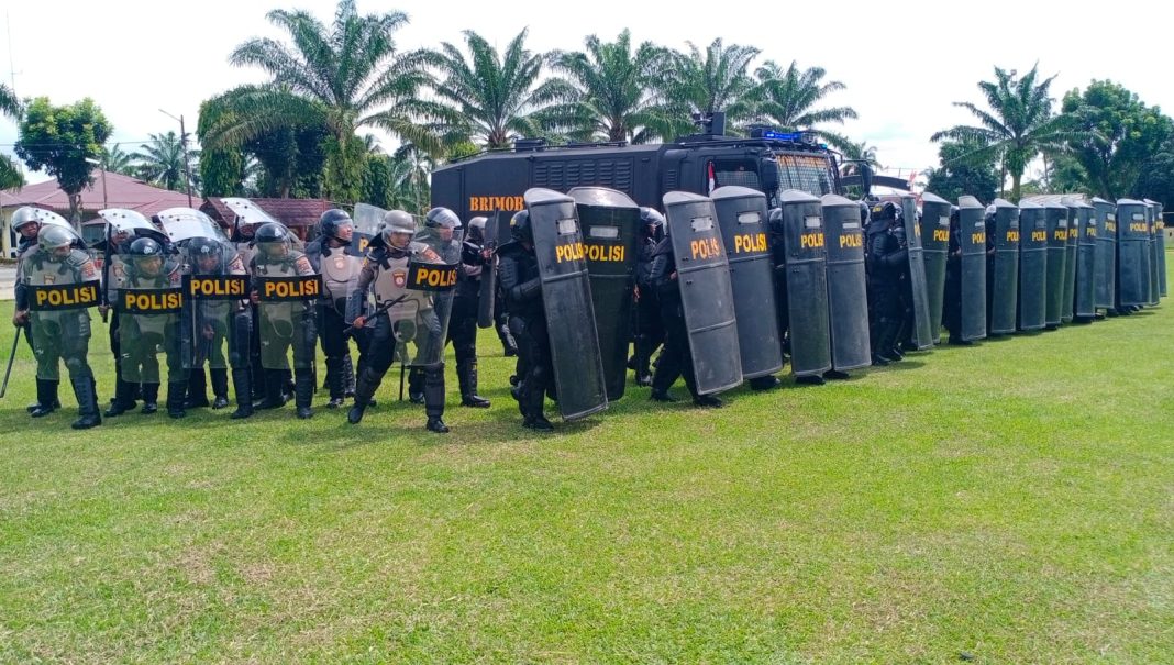 Personil Polres Pematangsiantar mengikuti Latihan Pengendalian Massa (Dalmas) di Lapangan Mako Sat Brimobda Sumut Batalyon B Tebing Tinggi, Sabtu (23/11/2024). (Dok/Polres Pematangsiantar)