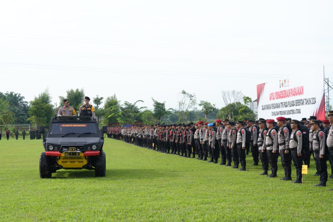 Kapolda Sumut Irjen Pol Whisnu Hermawan F SIK MH memeriksa barisan pada apel pergeseran pasukan di Lapangan Tribrata Mapolda Sumut, Minggu (24/11/2024). (Dok/Polda Sumut)