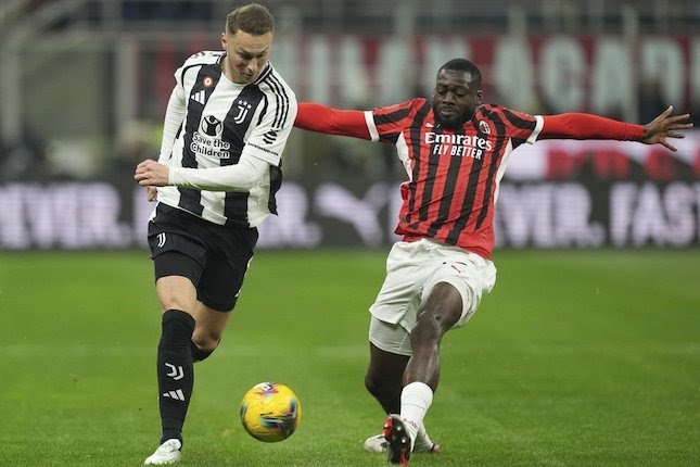 Serie A 2024/25: Youssouf Fofana (kanan) vs Teun Koopmeiners di laga AC Milan vs Juventus pada pekan ke-13, Minggu (24/11/2024) dini hari WIB.