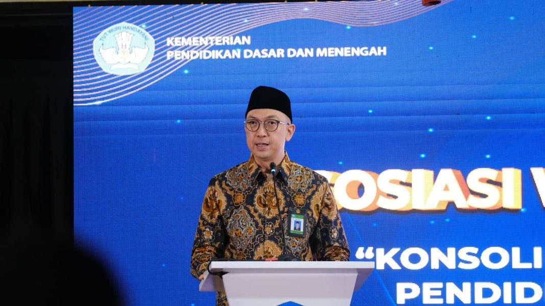 Direktur Jenderal PAUD Dikdasmen, Iwan Syahril, membuka Rakernas AWI 2024 di Jakarta. (Dok/Kemendikdasmen)