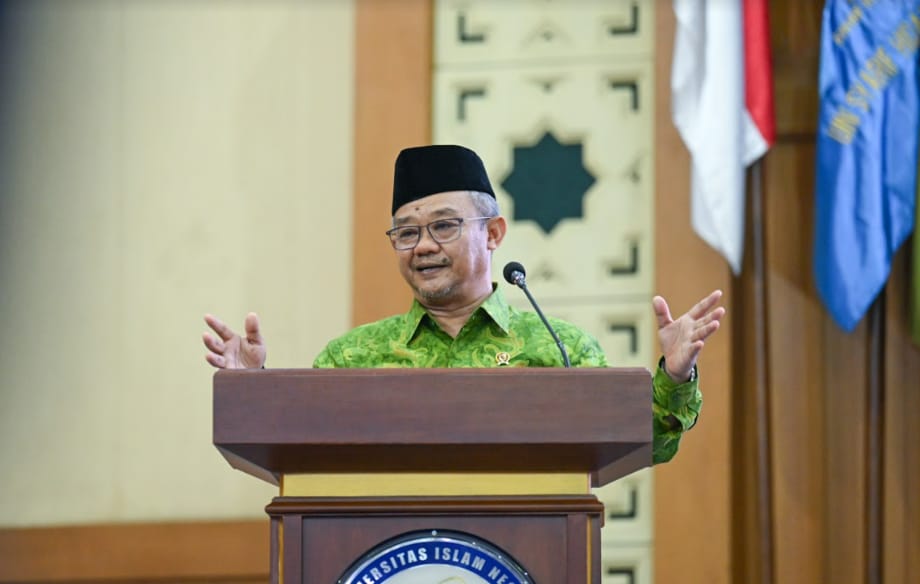 Mendikdasmen Abdul Mu'ti menyampaikan pidato dalam Seminar Internasional di Aula Harun Nasution, Universitas Islam Negeri Syarif Hidayatullah, Tangerang Selatan, Jumat (22/11/2024). (Dok/Kemendikdasmen)