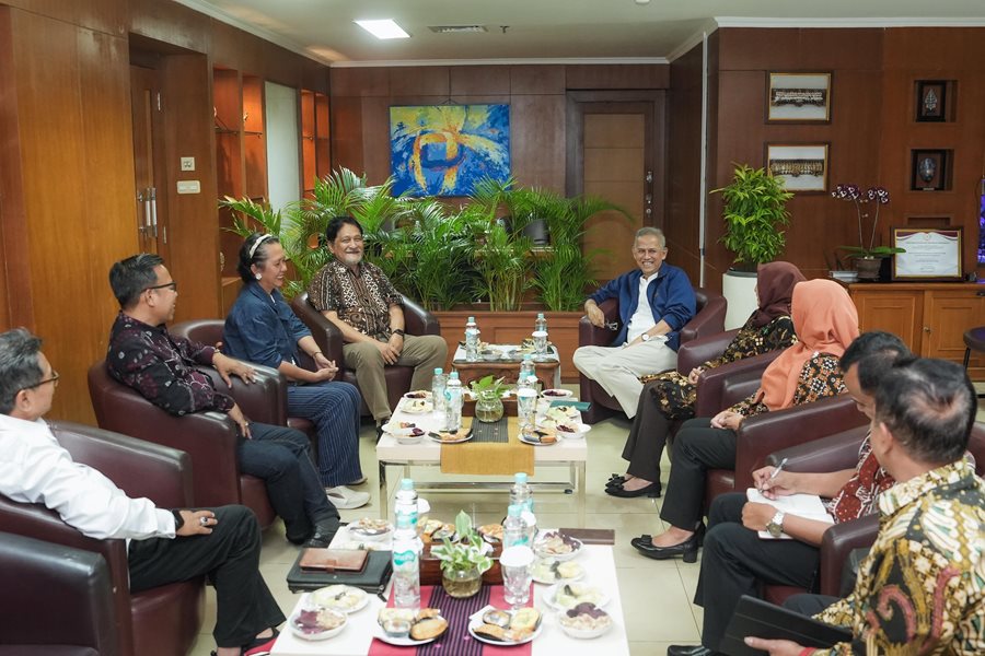 Wakil Menteri Keuangan (Wamenkeu) RI Anggito Abimanyu berdialog dengan pengurus Kamar Dagang dan Industri (KADIN) Daerah Istimewa Yogyakarta, Jumat (22/11/2024). (Dok/Kemenkeu)