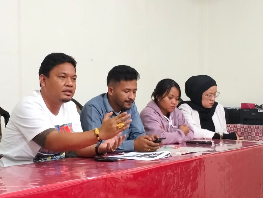 Tim kuasa hukum Dwi Ngai Sinaga dkk saat memberi keterangan pers tadi pagi.