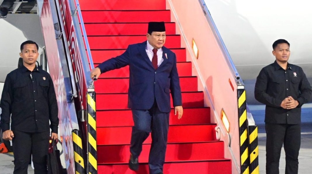 Presiden Prabowo Subianto tiba di Pangkalan TNI AU Halim Perdanakusuma, Jakarta, pada Minggu (24/11/2024), setelah melakukan kunjungan ke enam negara.