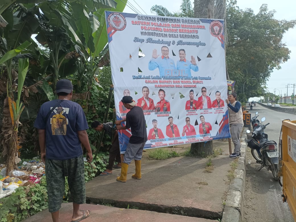 Tim gabungan menertibkan APK di satu lokasi wilayah Sumut memasuki minggu tenang. (Dok/Polda Sumut)