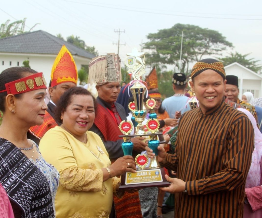 Wakil Bupati Sergai H Adlin Tambunan menyerahkan piala kepada guru pemenang lomba yang digelar dalam rangka peringatan HGN tahun 2024, Senin (25/11/2024). (Dok/Kominfo Sergai)