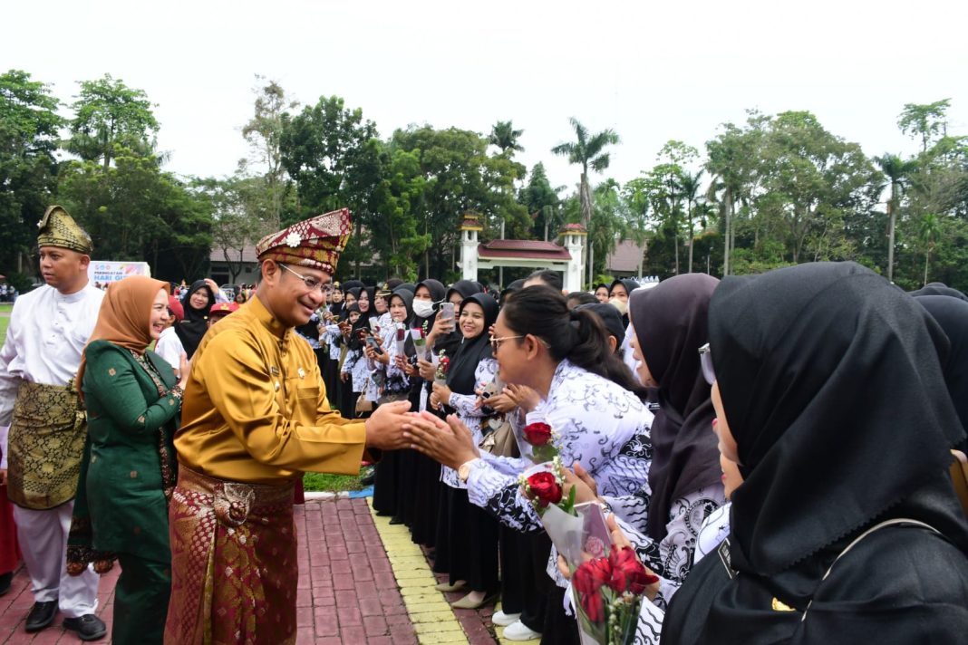 Pj Bupati Deliserdang Wiriya Alrahman didampingi Kadis Pendidikan Yudy Hilmawan serahkan penghargaan kepada guru di Lubukpakam, Senin (25/11/2024). (Dok/Kominfo Deliserdang)