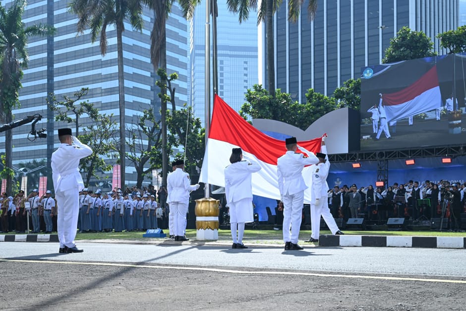 Menteri Pendidikan Dasar dan Menengah (Mendikdasmen), Abdul Mu’ti memimpin Upacara peringatan Hari Guru Nasional (HGN) 2024 di Halaman Kantor Kemendikdasmen, Jakarta. (Dok/Kemendikdasmen)