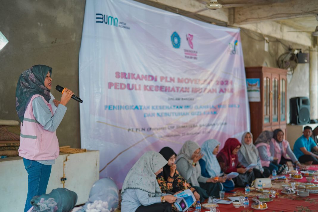 Srikandi PLN UIP SBU menggelar kegiatan edukasi masyarakat peduli bahaya listrik dan sosialisasi download PLN Mobile di Desa Meuria Paloh, Lhokseumawe, Sabtu (23/11/2023). (Dok/PLN)