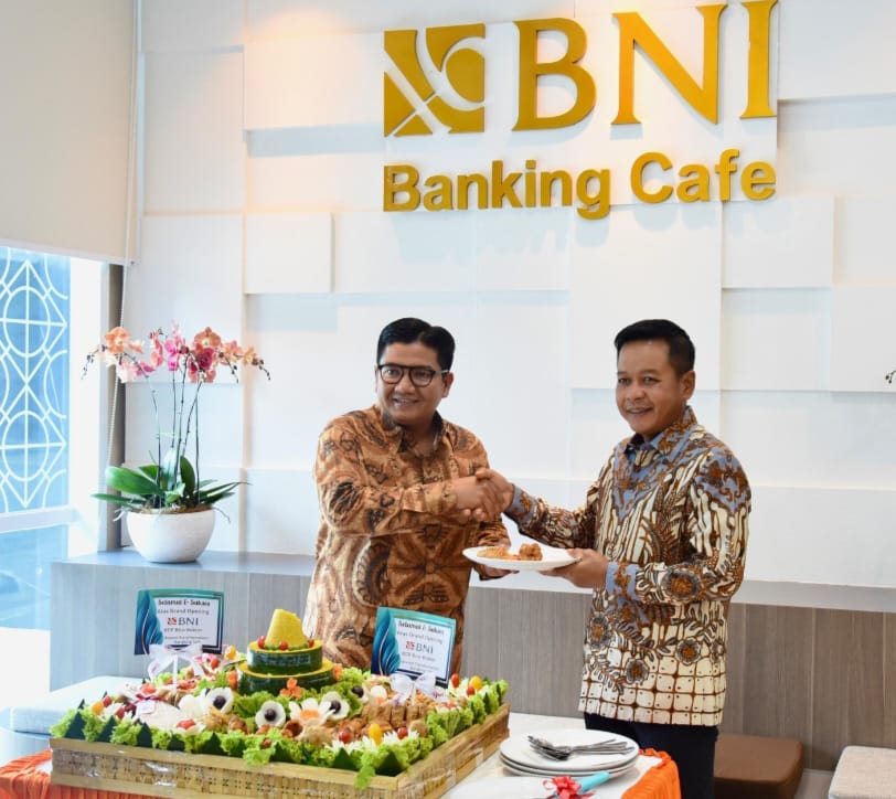 Rektor USU Prof Dr Muryanto Amin bersalaman dengan Direktur Institutional Banking BNI, Munadi Herlambang pada peresmian kantor BNI di USU, Selasa (26/11/2024). (Dok/USU)