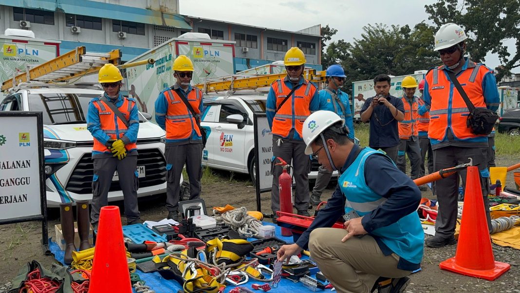 General Manager PLN UID Sumatera Utara, Agus Kuswardoyo mengecek peralatan petugas PLN untuk mendukung kelancaran pelaksanaan Pilkada di Sumatera Utara, Senin (25/11/2024). (Dok/PLN)