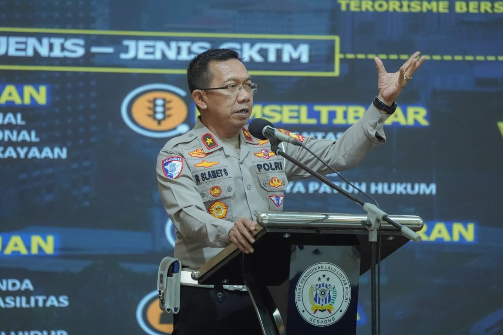 Dirgakkum Korlantas Polri, Brigjen Pol Raden Slamet Santoso memberikan arahan kepada peserta Dikbangspes Lantas Gelombang V di Pusdik Lantas Lemdiklat Polri, Selasa (26/11/2024).